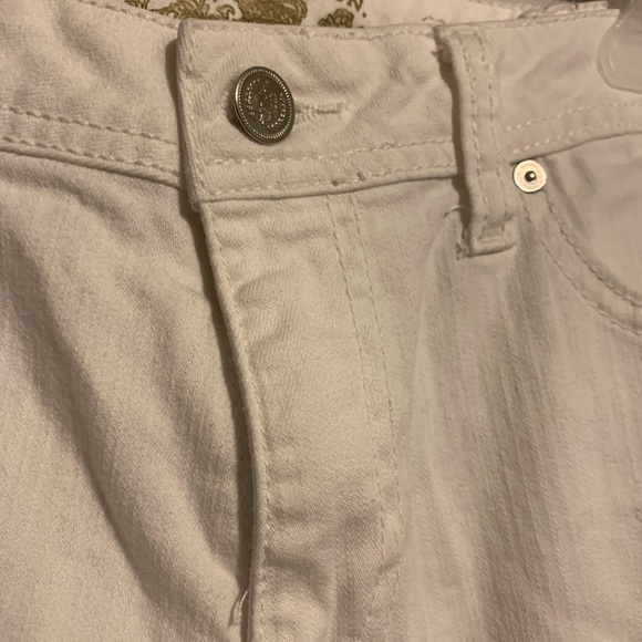 Low waisted white jeans. - Picture 4 of 6